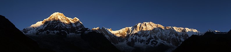 Panoramski pogled na Anapurno jug in Anapurno I iz baznega tabora.