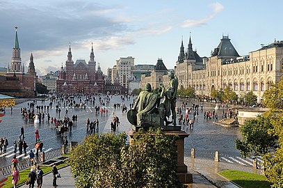 La Plaza Roja (Moscú) es una de las plazas de mayor utilización política en toda la historia, con acumulación de espacios propios de la memoria histórica: catedral de San Basilio, Kremlin de Moscú, mausoleo de Lenin y enterramientos de los que alcanzaban el título de héroe de la Unión Soviética. El desfile conmemorativo del primero de mayo se convirtió en una referencia mundial en esa época.