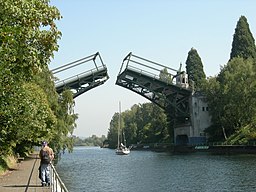 English: Montlake Bridge opens for a sailboat