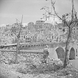 En brittisk soldat som tittar på den förstörda staden Pontecorvo