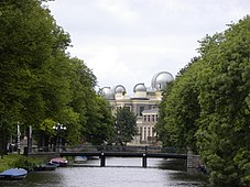 Vreewijkbrug met op de achtergrond de in 2011 gerestaureerde Sterrenwacht, Witte Singel