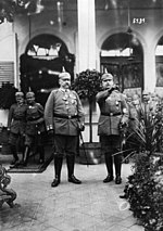 Photo en noir et blanc de deux militaires portant des casques à pointe