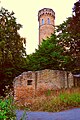 Burgruine der Hohensyburg in Dortmund, im Hintergrund der Vincketurm