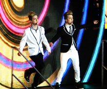 Jedward kantantaj en Londono kadre de la turneo X Factor live tour en 2010