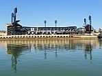 PNC Park sedd från centrala Pittsburgh över Alleghenyfloden.