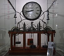 Reloj de la antigua fachada de la Universidad de Valladolid.jpg