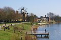 Foto van aanlegsteiger aan de Thames bij Hampton Court Palace