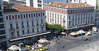 Dos de los edificios más importantes de la plaza: Bagkeion (a la izquierda) y Megas Alexandros (a la derecha, arquitecto Ernst Ziller).