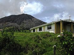 Volcán Turrialba desde La Central, se avista la iglesia.