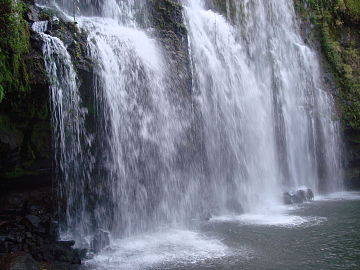 Los Llanos de Cortés del río Potrero, entre Cañas y Bagaces, es una catarata de varios metros de altura rodeada de frondosa vegetación y una playa.