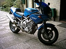 De Yamaha TRX 850 uit 1996 moest concurreren tegen de Italiaanse Ducati's. Dit mislukte, maar toch is de machine geliefd bij een selecte groep motorrijders.