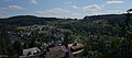 Blick von Burg Reifenberg auf Weilsberg (links) und Hühnerberg (rechts)