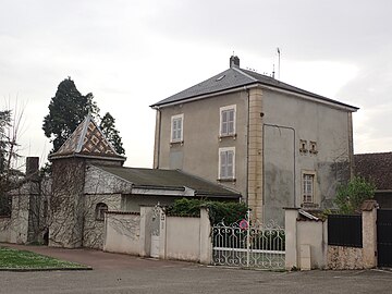 Maison dauphinoise dans le centre du bourg.