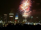 علاوه بر نمایش آتش بازی، میامی، فلوریدا، یکی از بلندترین ساختمان‌های خود را با طرح رنگ قرمز، سفید و آبی میهن پرستانه در روز استقلال روشن می‌کند.