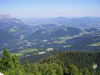Panorama vers le nord, depuis la route qui mène au « Nid d’aigle » (Kehlsteinhaus). Salzbourg est à peine visible au fond. Berchtesgaden se trouve juste sur la gauche en dehors du cadre. Le Kempinski Hotel (de) est au centre, au pied de la montagne.