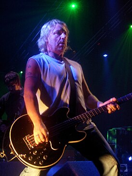 Питер Хук на концерте New Order в 2005 году