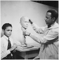 Richmond Barthé trabajando en un retrato, ca. 1940.