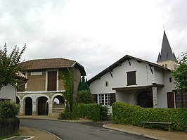 Voormalig gemeentehuis en kerk van Orist