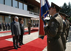 Den tidigare presidenten Stjepan Mesić och hans serbiska dito Boris Tadić vid Presidentspalatsets framsida 2007.