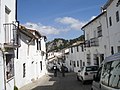 Rúa de Grazalema co monumento do Santo ao fondo