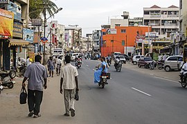 Scène de rue à Namakkal, un paysage typique des centres urbains du Tamil Nadu.