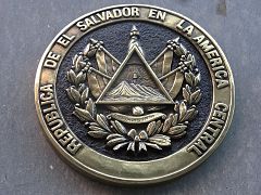 Escudo de El Salvador en el Consulado en Barcelona