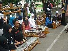 Diajar gamelan degung.jpg