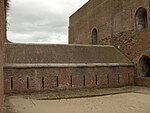 Kaponjär i form av en täckt gång tvärs över stormgraven. Fort Napoleon, Oostende.