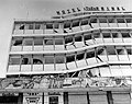 Edificio (albergo) in cemento armato parzialmente collassato. Terremoto del Guatemala (1976). Sono collassate in parte le colonne che sostenevano il primo piano.