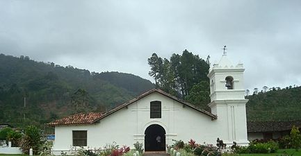 Iglesia colonial de Orosi (1767). Construida por frailes franciscanos, está fabricada en gruesas paredes de adobe, posee una línea arquitectónica sencilla que le da un aspecto humilde y a la vez sobrio. La torre aledaña, que hace de campanario, es representativa de las iglesias coloniales de este periodo.