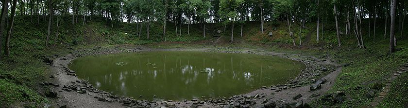 ...hätten wir finden müssen, der große Kratersee von Kaali...