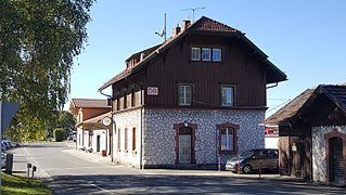 Kochel am See — Bahnhofsgebäude (Empfangsgebäude, Ansicht Straßenseite).jpg