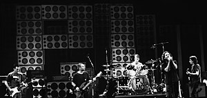 Ang Pearl Jam na gumaganap noong 2012. Mula kaliwa hanggang kanan: Mike McCready, Jeff Ament, Matt Cameron, Eddie Vedder at Stone Gossard.