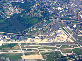 Photographie aérienne des installations de l’aéroport (le nord est situé en haut du cliché).