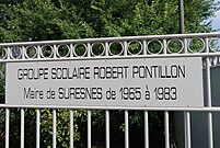 Plaque du groupe scolaire Robert-Pontillon, en hommage au maire en fonction de 1965 à 1983.