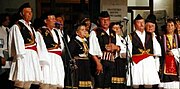 Grupo polifônico grego de Dropull vestindo skoufos e fustanella