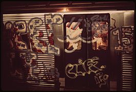 Graffiti yang merajalela menghambat visibilitas masuk dan keluar mobil subway (1973)