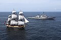 El USS Mitscher (DDG-57) navegando junto con el barco réplica Hermione en el año 2015.