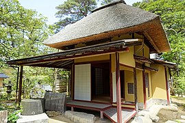 Un pavillon de thé (chashitsu) de style « rustique », semblable à une chaumière, Kanazawa.