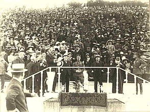 Sevr Müqaviləsinin imzalanmasını təqibən Afinadaki Panatinaikos (stadion)da Venizelos, Kral Aleksandros (Yunanıstan kralı) ve Temistoklis Sofulisin de qatıldığı yığıncaq.