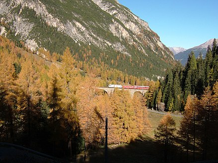 Southbound train on Albula viaduct III Südwärts fahrender Zug auf dem Albula-Viadukt III