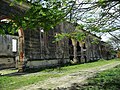 Edificio de la vieja desfibradora de Aké en ruinas.