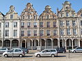 Faciadas a Arras, de gresa (estractura e esculturas), grès (planpè e arcadas) e brica (emplissatge dels murs).