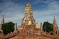 Tháp trung tâm Wat Chaiwatthanaram - điển hình cho kiến trúc núi Meru theo phong cách Thái