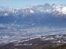 Belluno sijaitsee Itäisten Dolomiittien juurella.