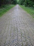 Route de brique, Klein Behnitz (district de Nauen, Brandenburg, Allemagne).