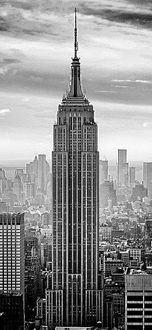 Empire State Building, en NY. Es citado en los libros como la nueva sede del Olimpo, ya que "los dioses se mueven a la civilización más fuerte".