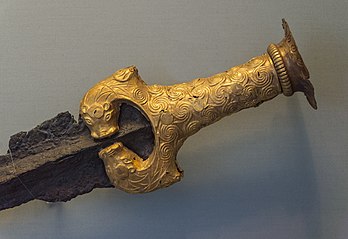 Gros plan sur le manche en or d'une dague mycénienne (NAMA 8710) exposée au musée national archéologique d'Athènes. (définition réelle 4 448 × 3 056)