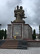 Khmer Vietnam Friendship Statue in Kampot.jpg