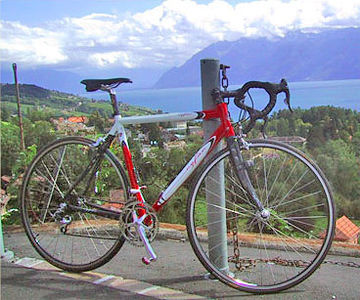 Malpeza biciklo kun aluminio kaj karbonofibro